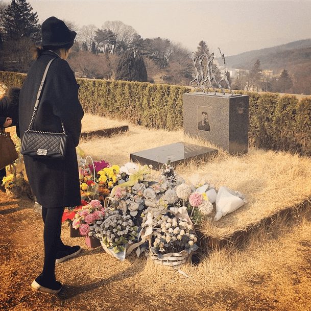 Park-Han-Byul-visiting-Lim-Yoon-Taeks-grave-2015