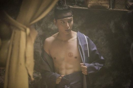 Yoon-Shi-Yoon-Mirror-Of-The-Witch