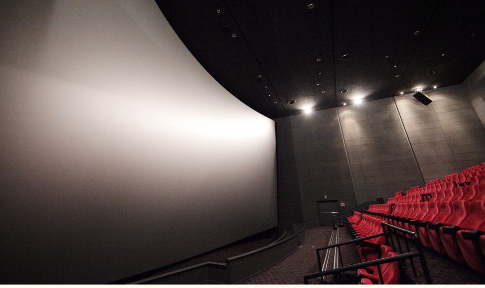 Кинотеатр с самым большим экраном. IMAX кинотеатр. Самый большой кинотеатр в мире. Кинотеатр с огромным экраном IMAX. Самый большой экран аймакс в мире.