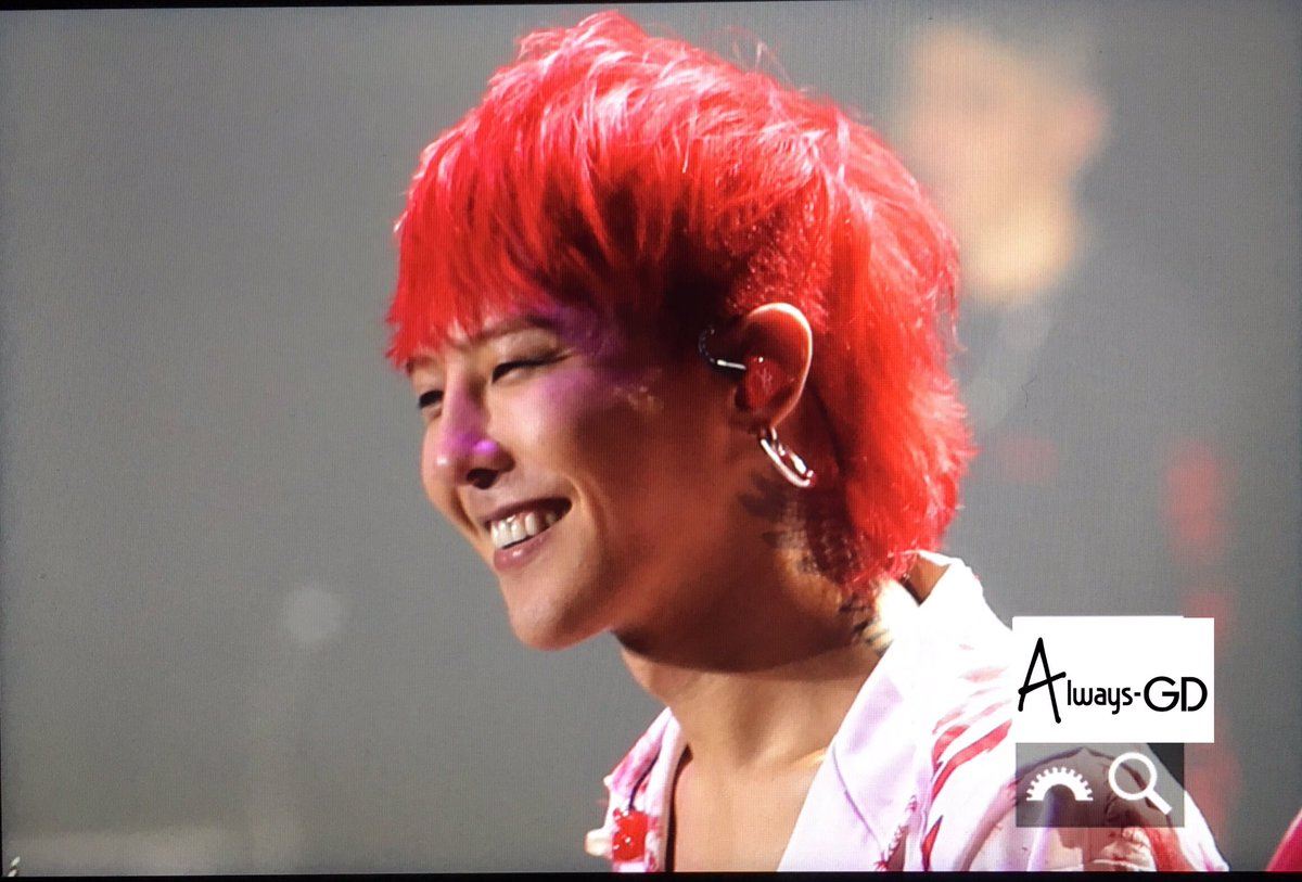 G-Dragon порадовал фанатов новым цветом волос.