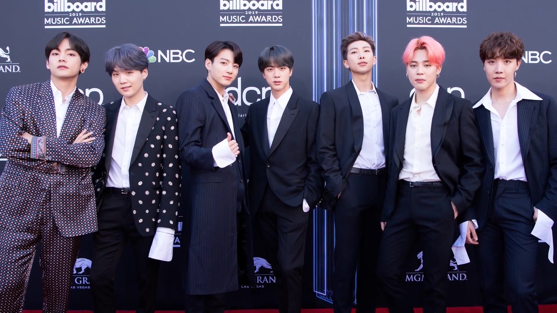 BTS_on_the_Billboard_Music_Awards_red_carpet_1_May_2019.jpg